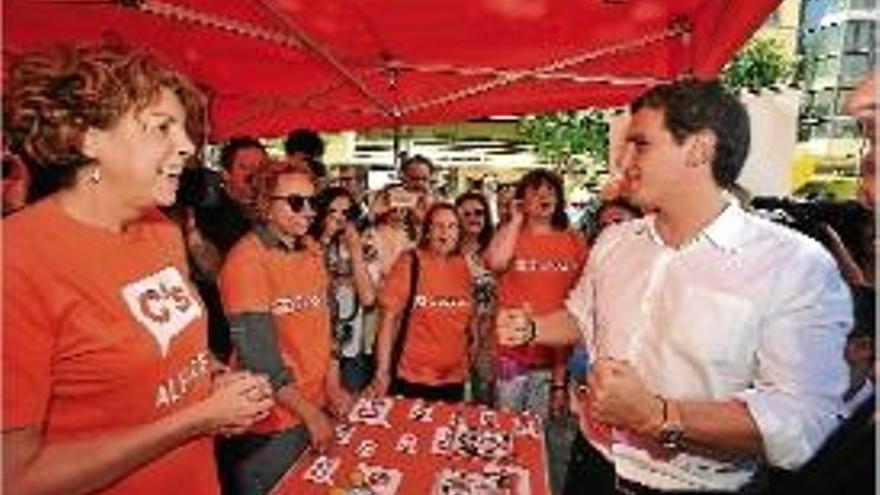 Rivera parla amb una voluntària del partit, a Albacete.