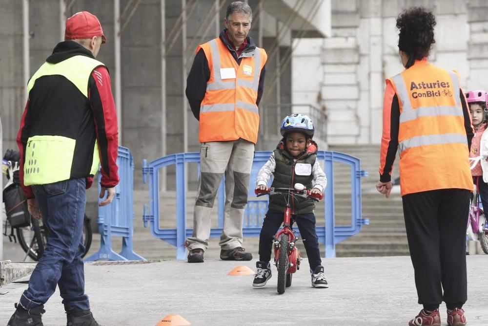 Los niños de Oviedo aprenden a andar en bici