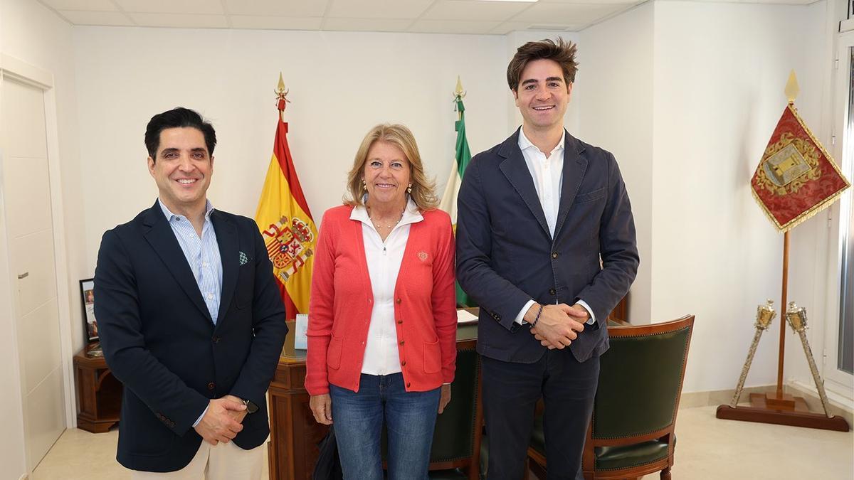 La alcaldesa, Ángeles Muñoz, y el director general de Fomento Económico y Pymes, Alejandro Freijo, junto con el CEO del evento, Emilio Corchado