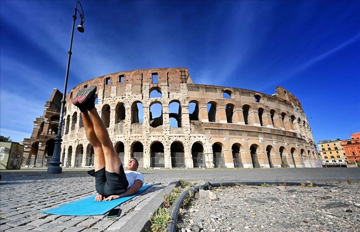 Un hombre se entrena junto al monumento del Coliseo.