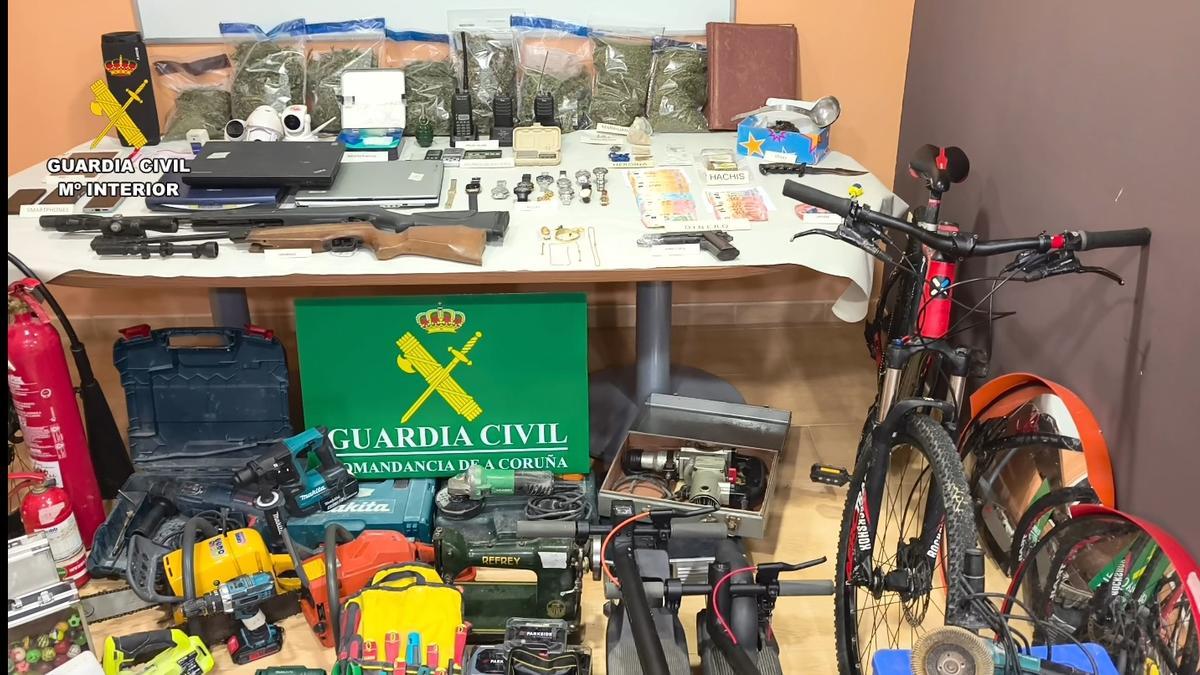 Tres detenidos tras desmantelarse un punto de venta de droga y receptación en una antigua escuela de Boiro