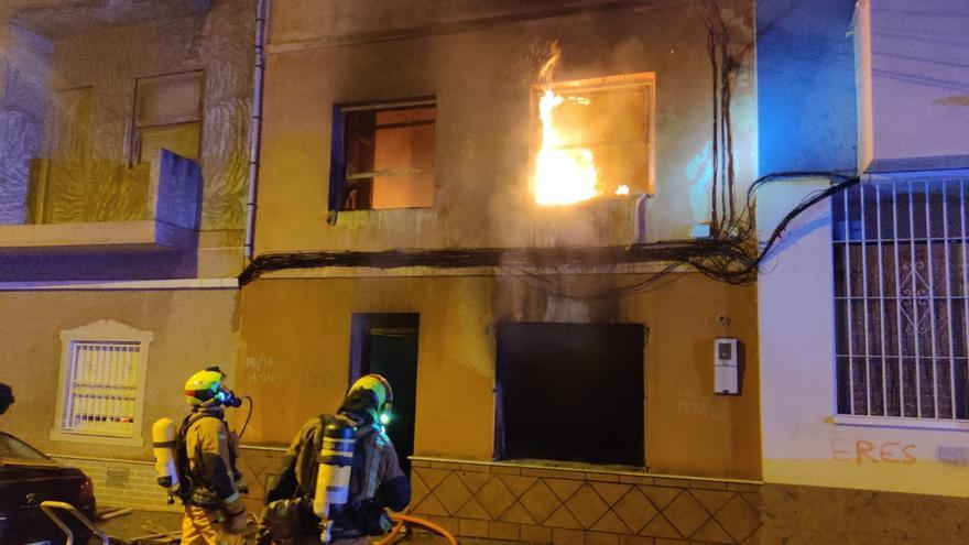 Los bomberos de Torrevieja sofocan un incendio intencionado en una vivienda ocupada por tres indigentes