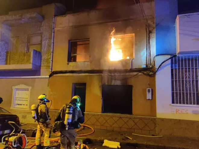 Los bomberos de Torrevieja sofocan un incendio intencionado en una vivienda ocupada por tres indigentes