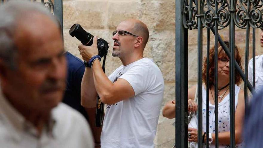 Un turista toma fotos en el centro histórico de Zamora.