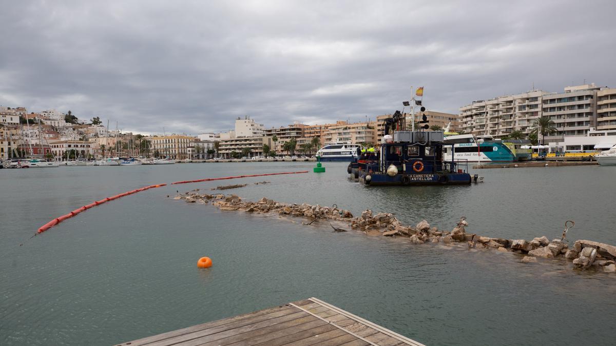 Imagen de los trabajos en el puerto de Ibiza.