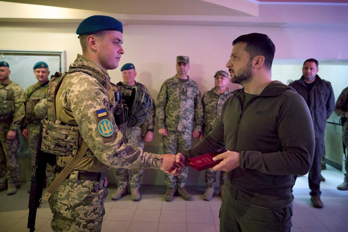 Zelenski celebra el Día de los Marinos Ucranianos con una visita al frente