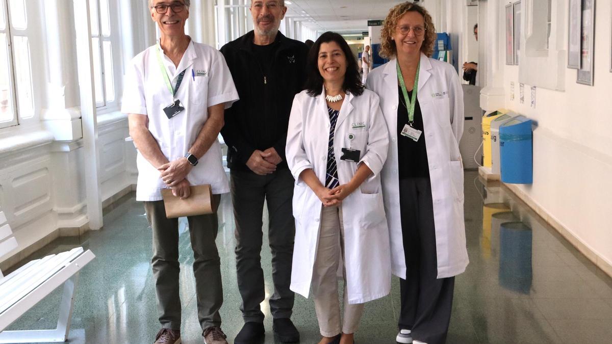 El equipo de doctores del Hospital Clínic y un paciente de la Unidad de Oncología Hepática, este martes.