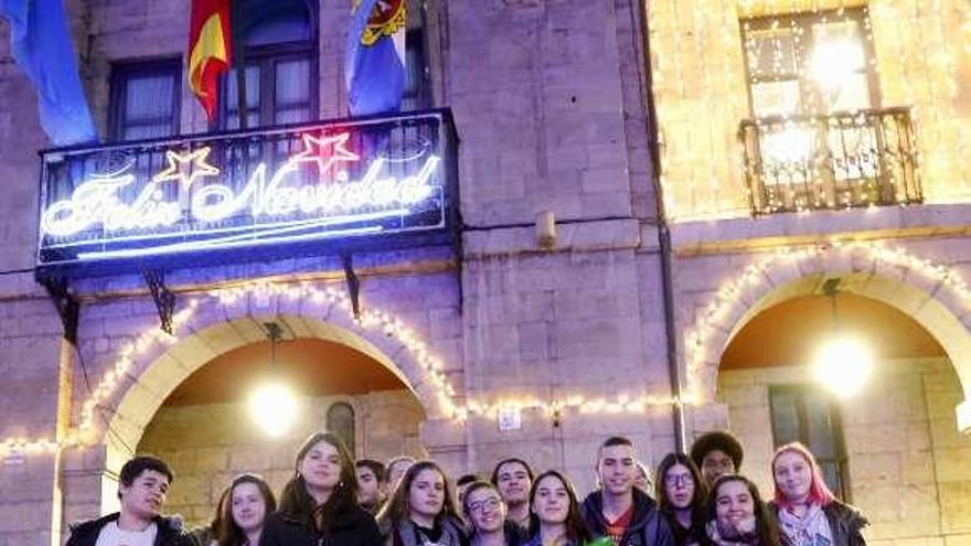 Raquel Ruiz, ayer, con los jóvenes que harán las veces de &quot;antenas informativas&quot; en los institutos de la ciudad.