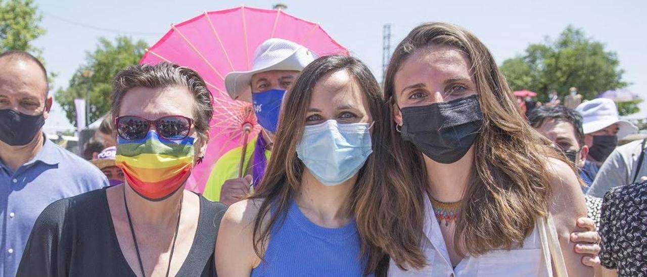 Antònia Jover junto a la líder de Podemos, Ione Belarra, y la otra diputada nacional Lucía Muñoz