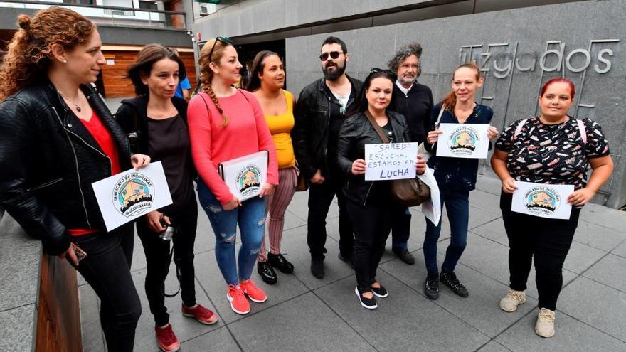 Miembros de las familias afectadas por la denuncia de la Sareb, ante los Juzgados de Telde el pasado 11 de julio.