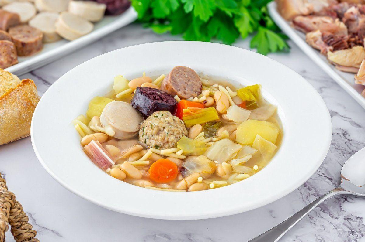 Así es la tradicional olla pirenaica que se saborea en la taberna más alta del Pirineo aragonés: "Como en casa de la abuela".