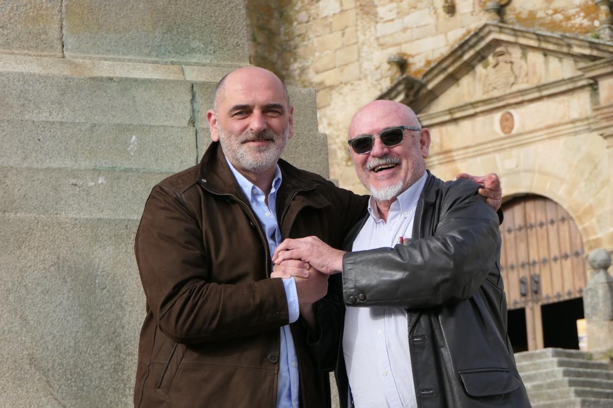 Juan Antonio Ipiña y Francisco Monterroso en la Plaza Mayor de Trujillo