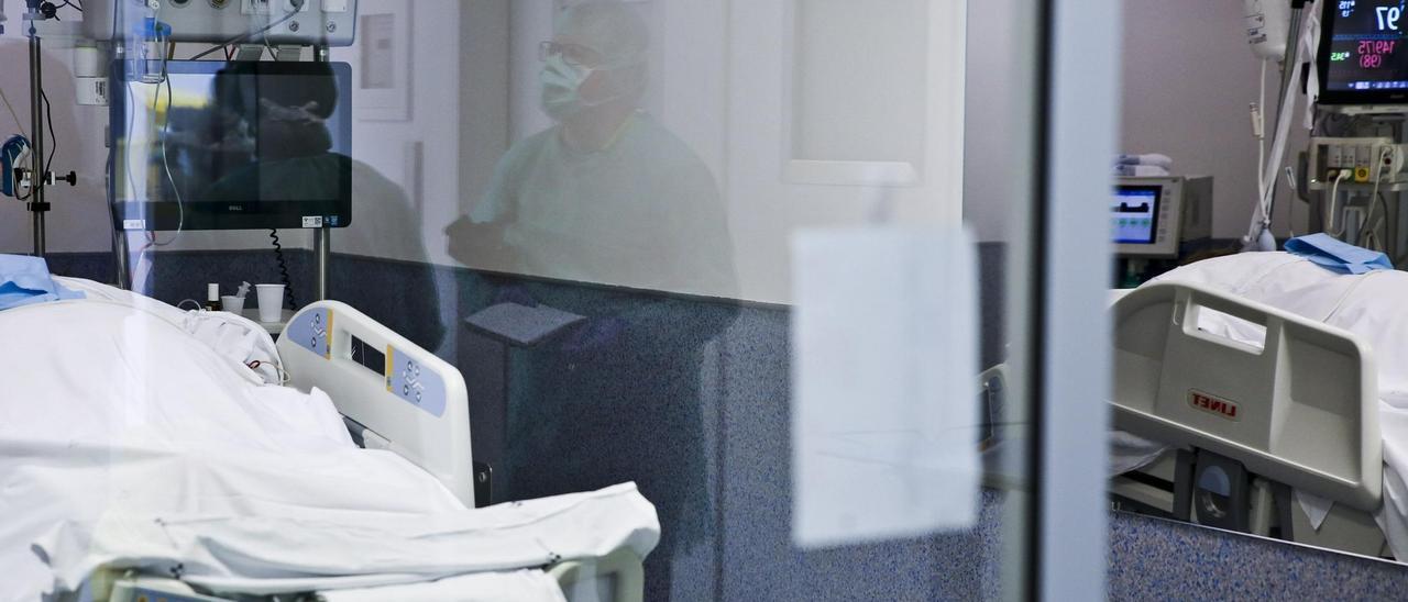 Una cama UCI en el HUCA.