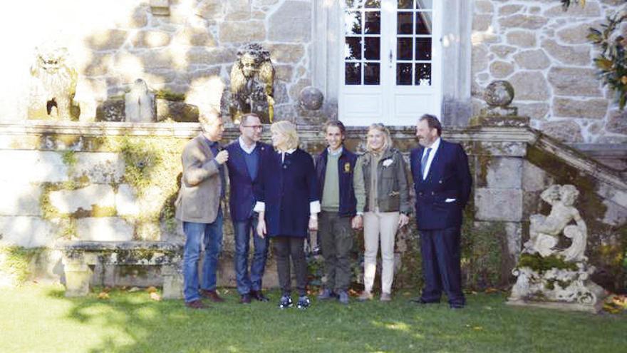 Michael Smith, James Costos y Martha Stewart, junto con personal del pazo y el alto comisionado. // FDV