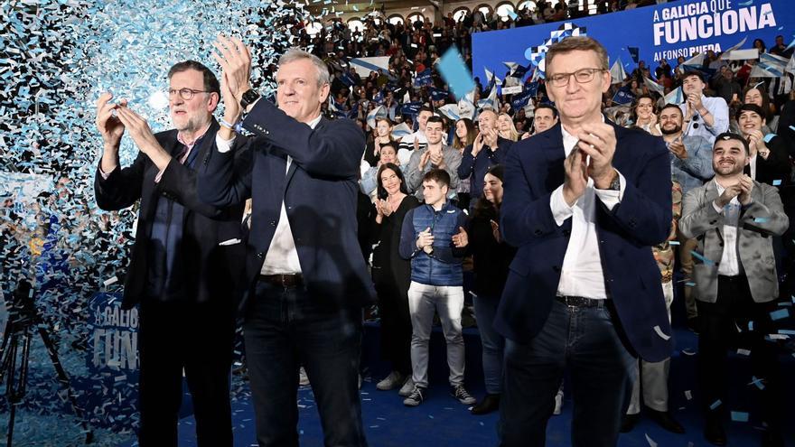Mariano Rajoy, Alfonso Rueda y Alberto Núñez Feijóo saludan, rodeados de simpatizantes en la plaza de toros de Pontevedra. |   // RAFA VÁZQUEZ