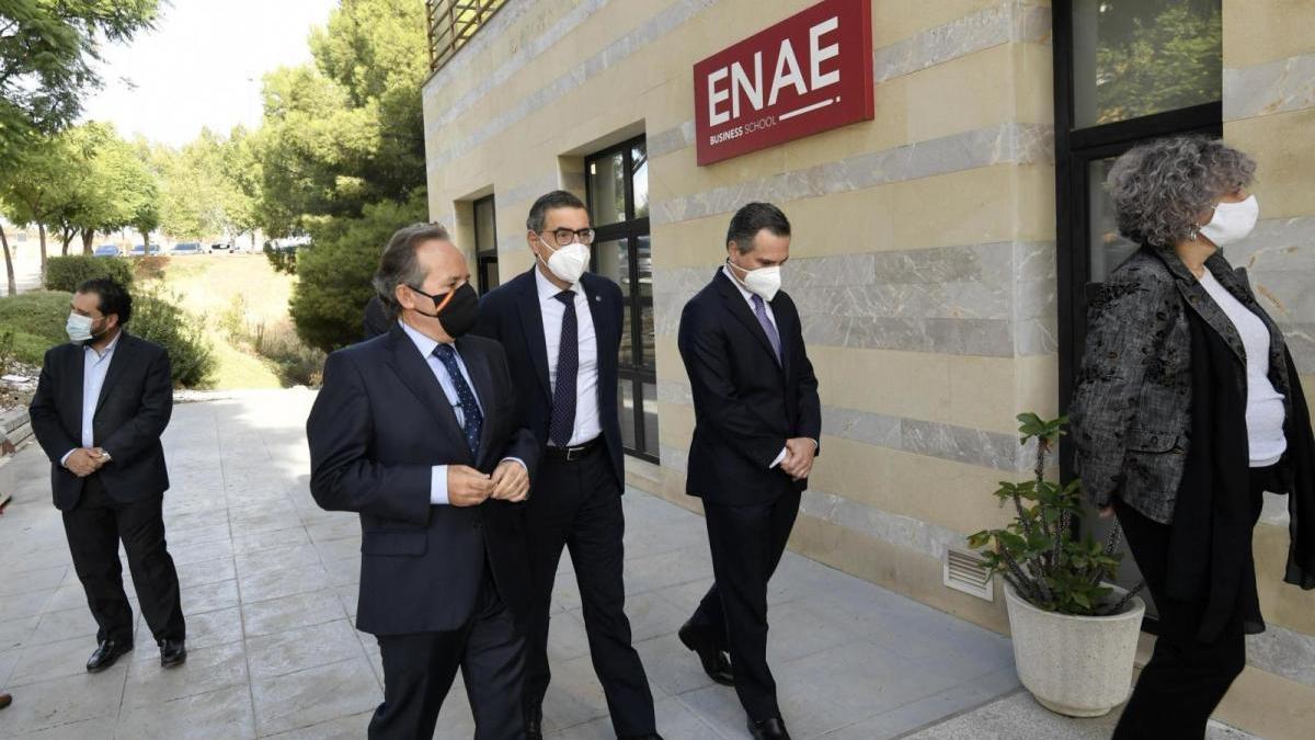 El rector de la UMU visita ENAE Business School para conocer sus nuevas aulas tecnológicas