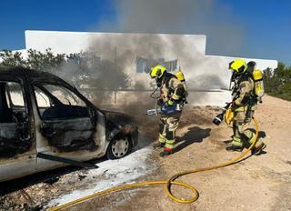 Una furgoneta arde en una casa de Formentera