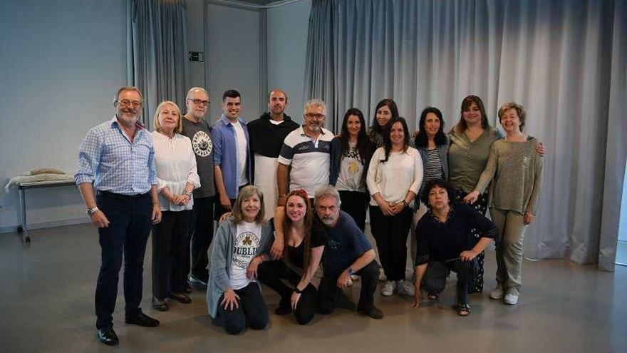 Elenco del Grupo de Teatro del Centro Ágora, con Víctor Díaz Barús a la izquierda.