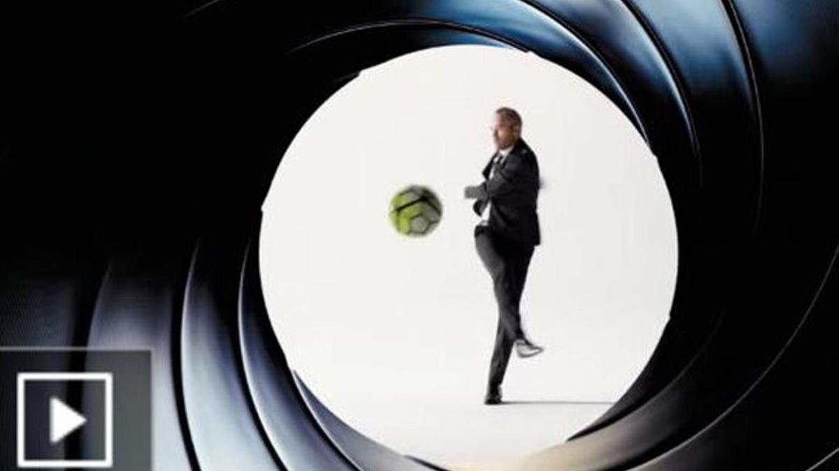 Andres Iniesta imita a James Bond