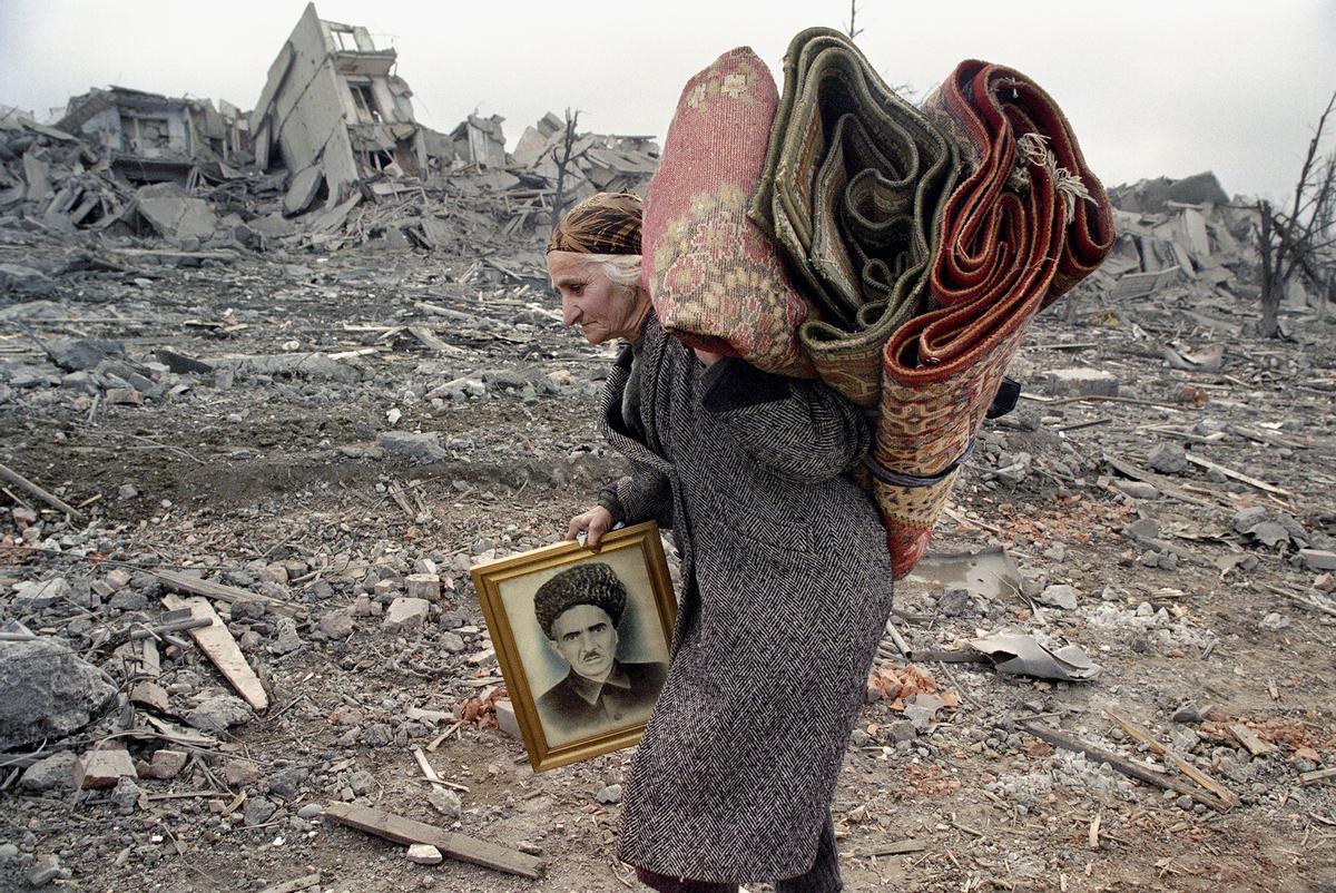 Una mujer fue expulsada de su casa por los rusos que dinamitaron todos los edificios por temor a que los combatientes chechenos volvieran a esconderse allí. Febrero de 2000.
