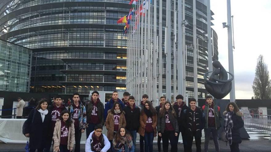 Alumnos y profesores del IES Pando, frente al Parlamento Europeo, ayer, en Estrasburgo.