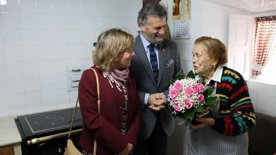 La directora general de Desarrollo Rural, María Jesús Aguilar; el alcalde de Navia, Ignacio García Palacios, y la homenajeada, Argentina María Santiago.