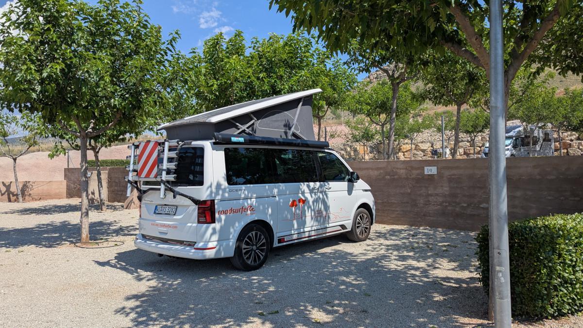 La Volkswagen California despliega una cama doble en la parte superior.