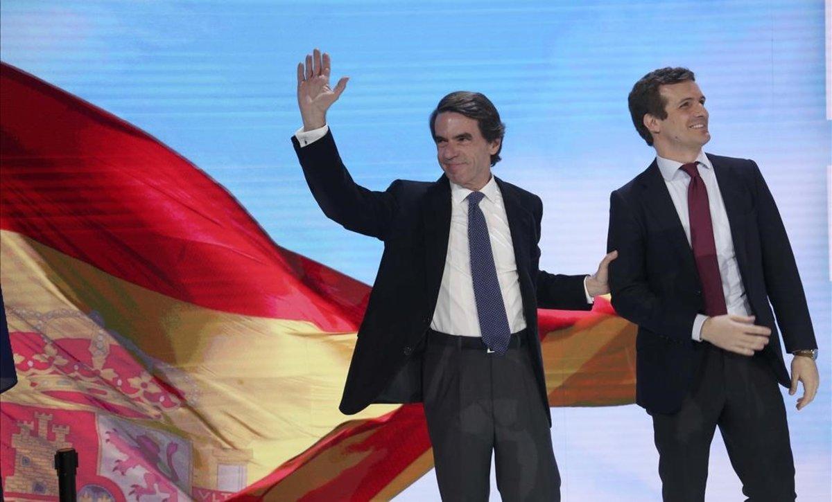 José María Aznar y Pablo Casado saludan a los asistentes a la convención nacional, este sábado en Madrid.