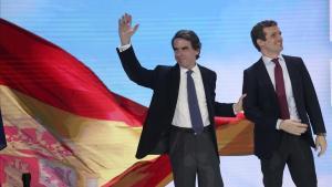 José María Aznar y Pablo Casado saludan a los asistentes a la convención nacional, este sábado en Madrid.