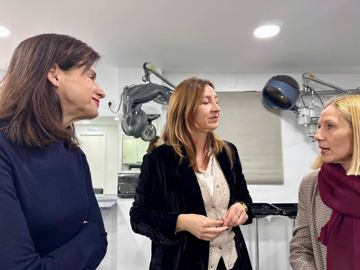 Autoridades en la inauguración del Aula Ateca del IES Isabel-Clara Simó.