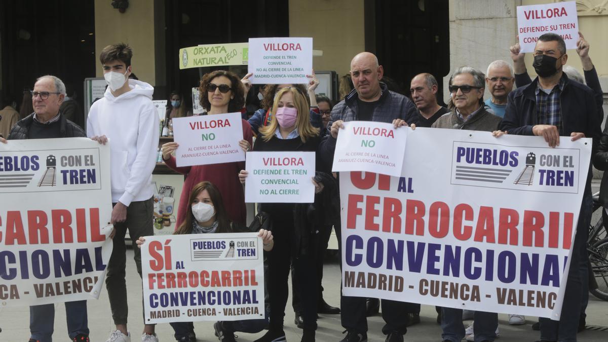 Manifestación en la Estación del Norte para mantener la línea de tren convencional entre Madrid, Cuenca y Valencia