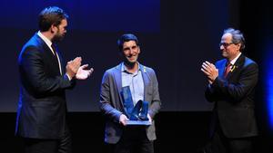 Oriol Mitjà recibe el premio Català de l’Any 2016 de manos del presidente de la Generalitat, Quim Torra, y del presidente de Grupo Zeta, Antonio Zeta.