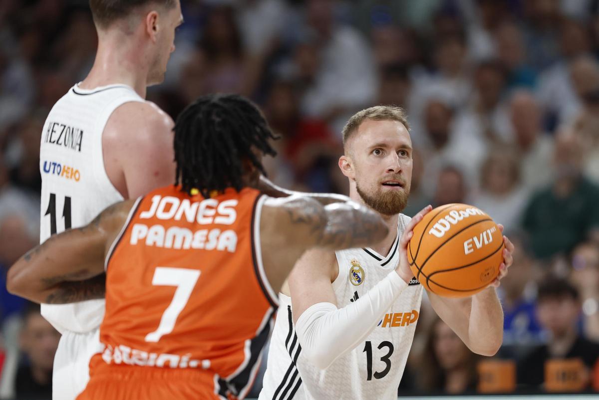 El bosnio, en una acción de la final de la Liga Endesa ante el Valencia Basket