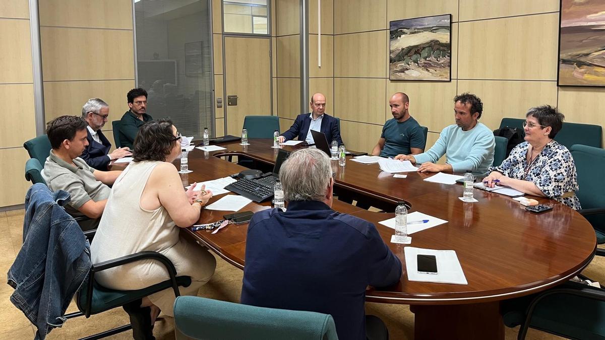 Reunión entre la consejera de Agricultura, Arancha Simón, y gente de su equipo y de Vox con dos representantes de AEGA.