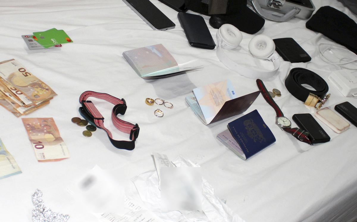 En una vivienda de San Javier han sido incautados 7.000 euros, 3.000 libras esterlinas y 10 teléfonos móviles; y se han recuperado prendas de vestir y joyas