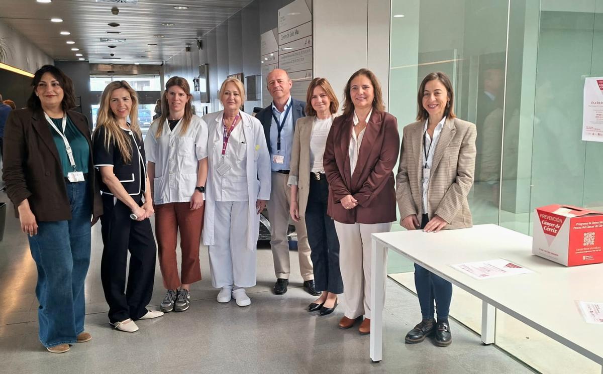 La consellera de Salud, Manuela García Romero, junto con el equipo del área de Salud de Ibiza y Formentera.