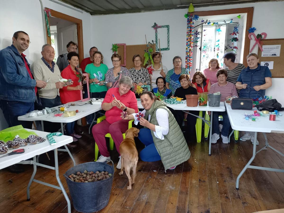 Los vecinos en le taller en el que elaboraron los adornos navideños. / FdV