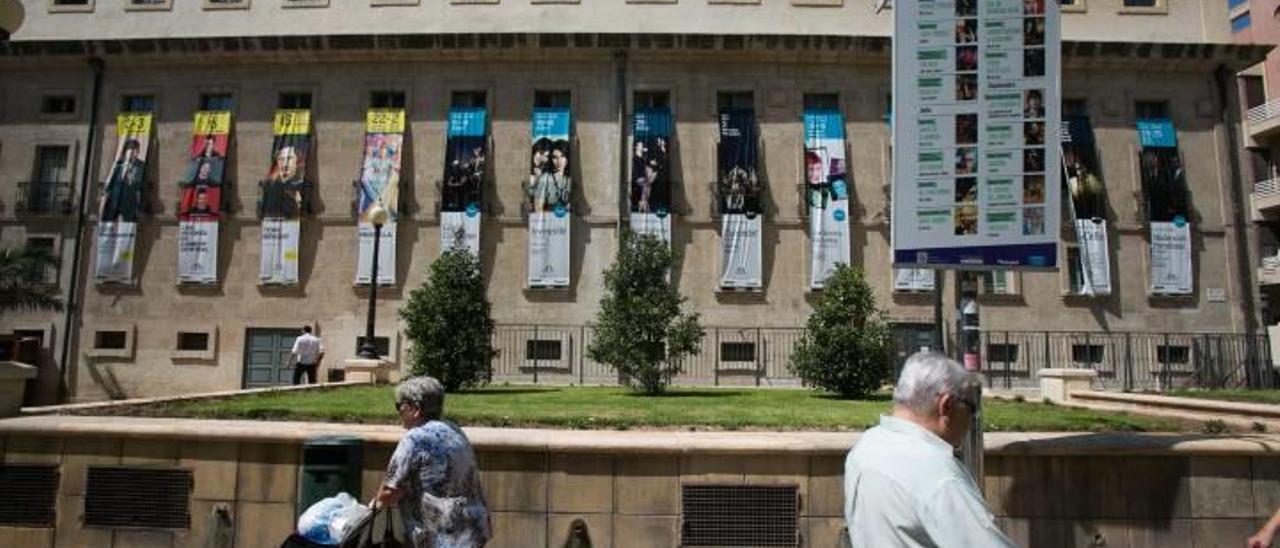 Carteles con un avance de la temporada de otoño/invierno en el Teatro Principal de Alicante.