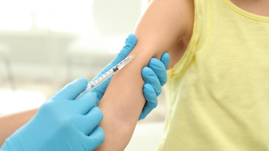 Los pediatras ven necesario vacunar a todos los niños y adolescentes contra el coronavirus