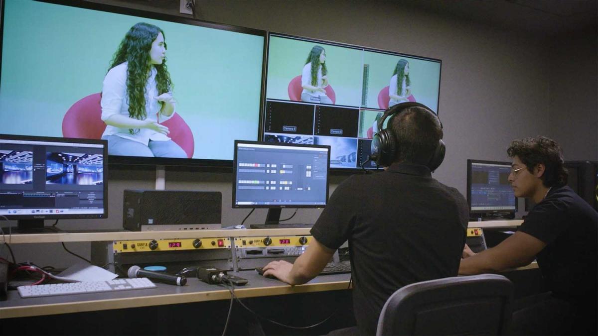 Centro de produccion audiovisual donde compaginar Videojuegos con Comunicación Audiovisual.