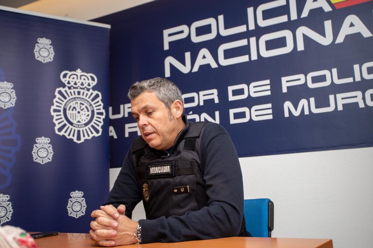 Marcos Castro, inspector jefe y negociador de la Policía Nacional en Murcia, durante la entrevista con La Opinión.