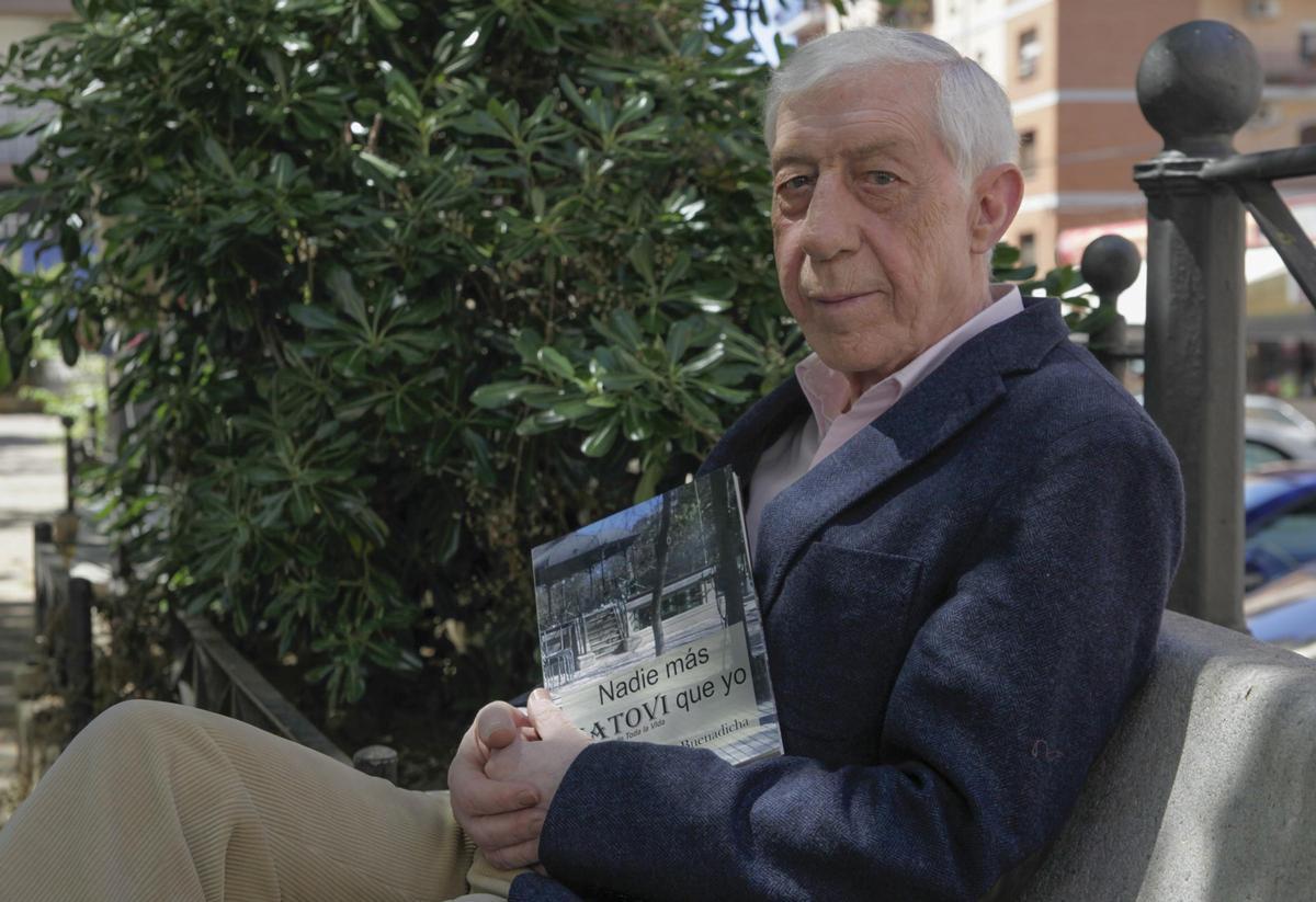 Antonio Sánchez Buenadicha con un ejemplar de su libro 'Nadie más catovi que yo'.