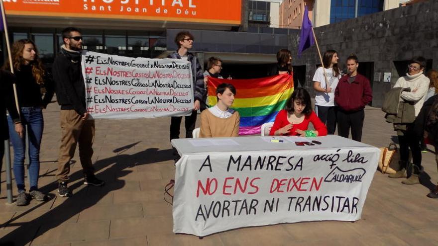 Roda de premsa d&#039;Acció Lila i L&#039;Aldarull LGTBI+ davant Sant Joan de Déu