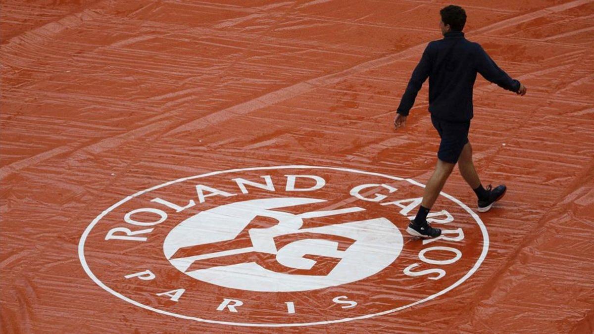 Logo de Roland Garros en la pista