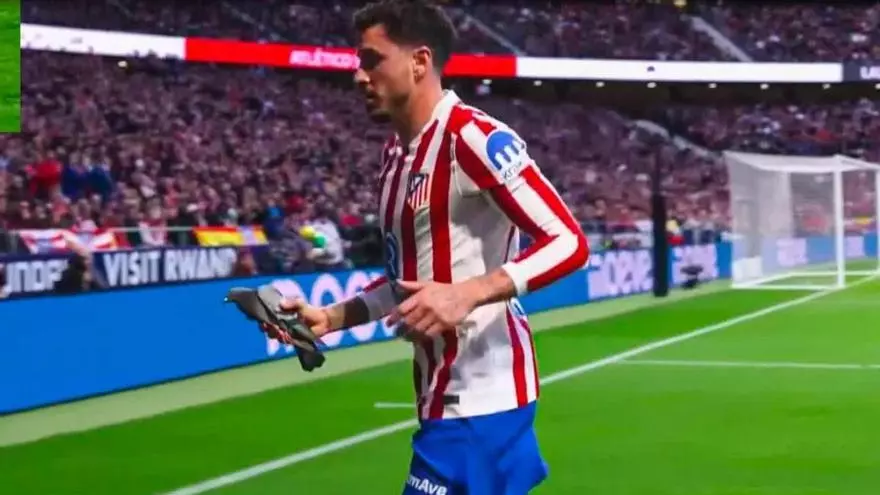 ¡El acto heroico de la jornada: Giménez recoge a una paloma herida en el césped y la deja a salvo!