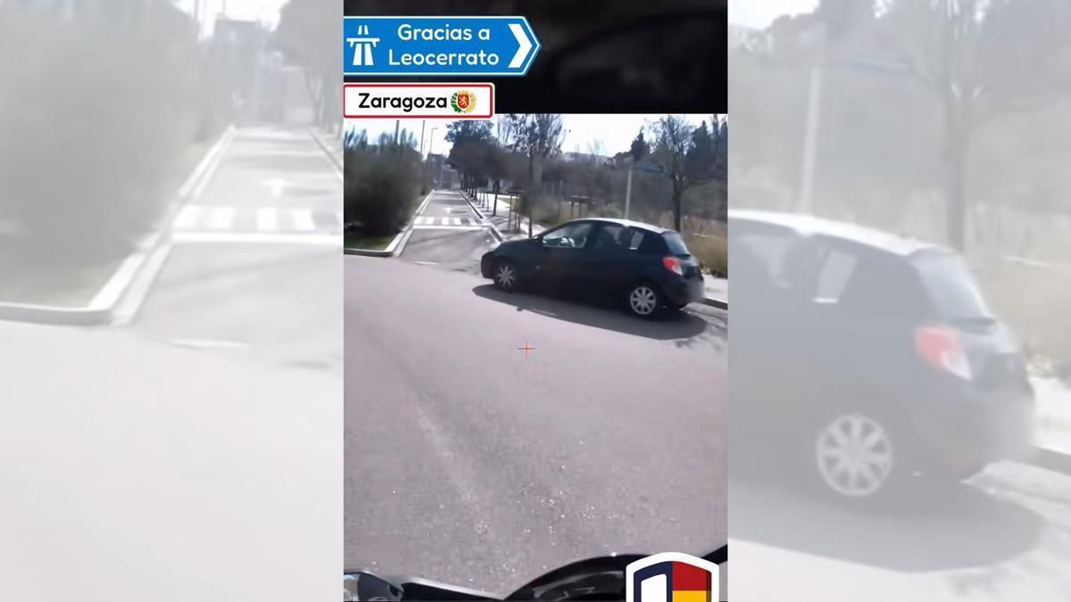 Secuencia del dashcam registrado en una rotonda de Zaragoza