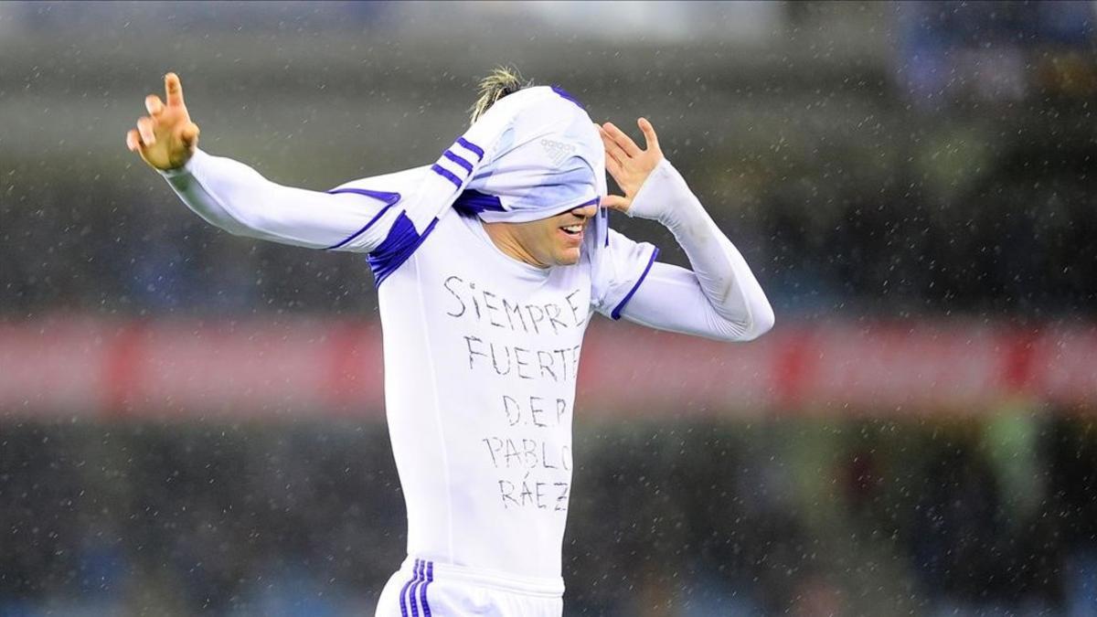 Juanmi se levanta la camiseta de la Real para mostrar el mensaje de homenaje a Pablo Ráez, este martes en Anoeta.