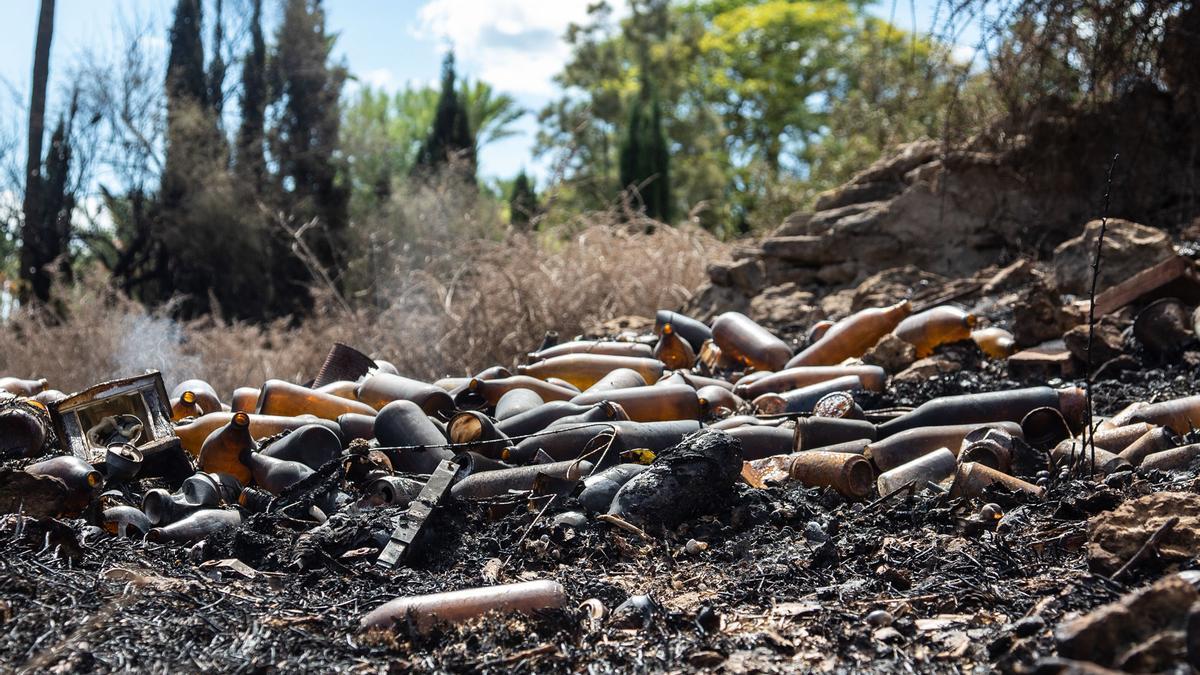 Litronas acumuladas en la zona quemada junto al parque de El Palmeral