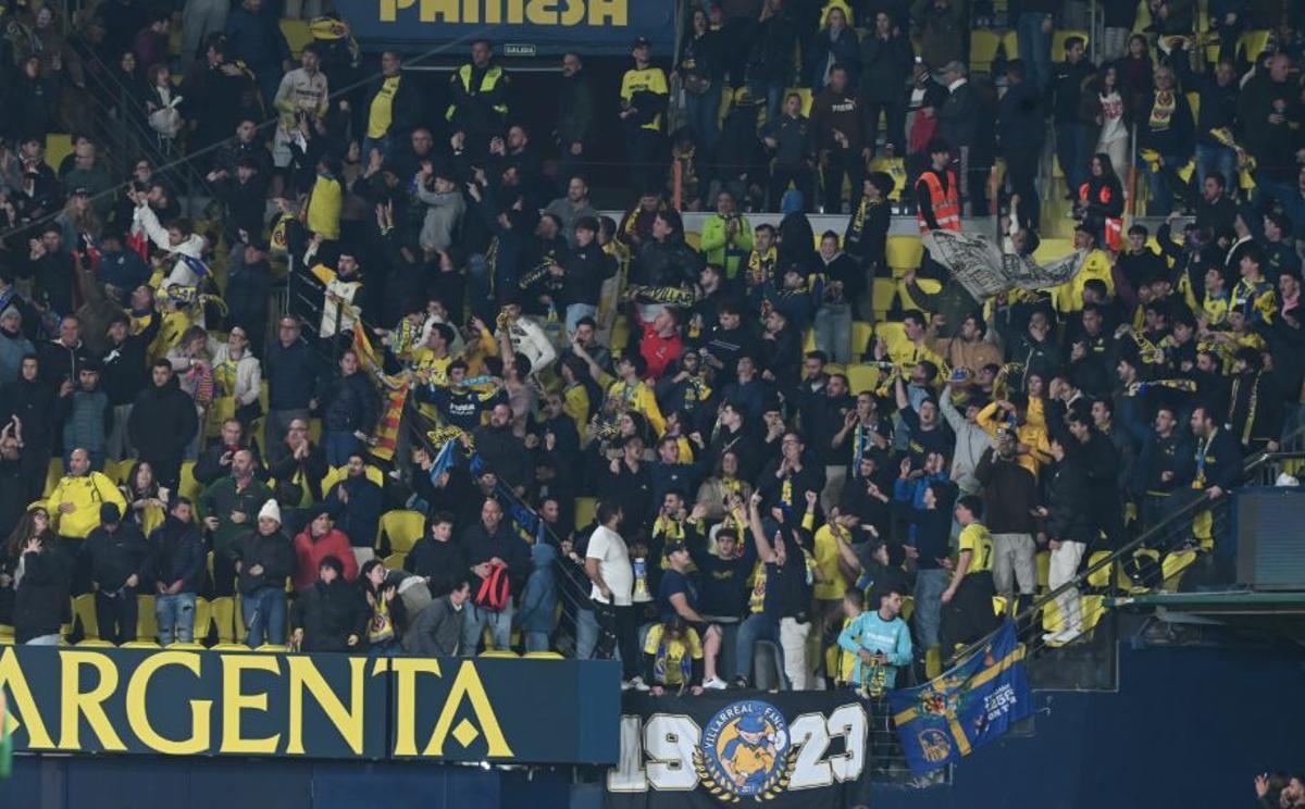 Los aficionados del Villarreal celebran la victoria.