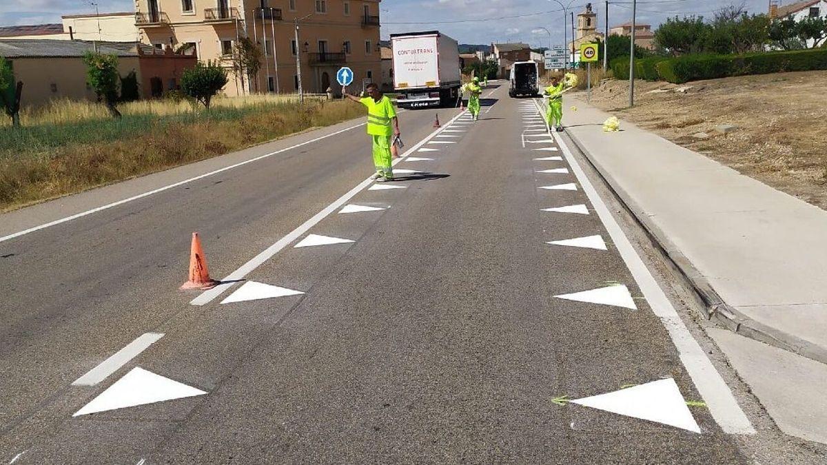 Mucho ojo con los dientes de dragón: ¿Sabes para qué sirve esta señal que desconcierta a los conductores?